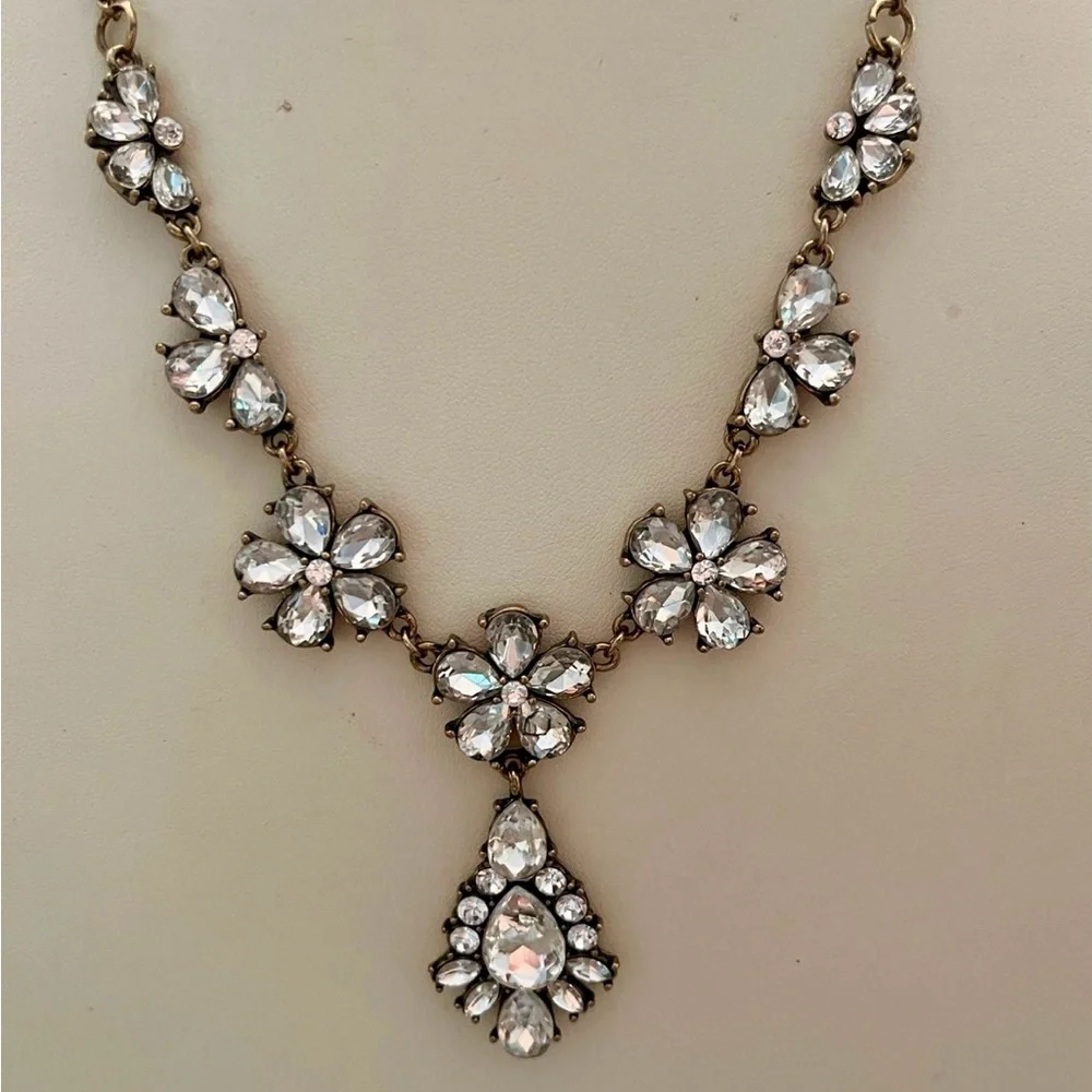 Elegant Silver Floral Necklace-NEW
